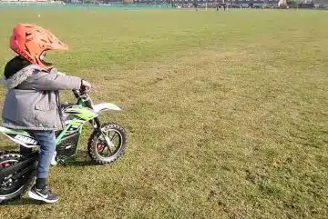 Comment choisir la bonne moto électrique pour votre enfant