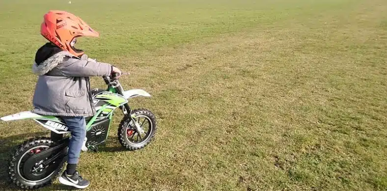 Comment choisir la bonne moto électrique pour votre enfant