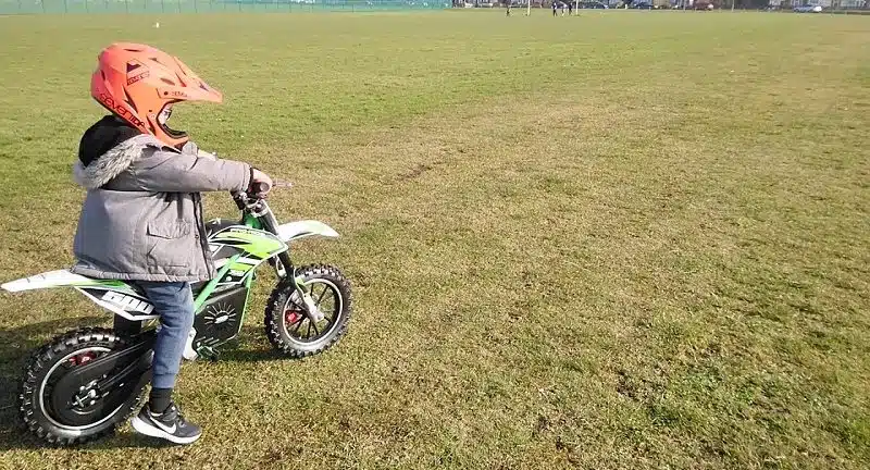 Comment choisir la bonne moto électrique pour votre enfant