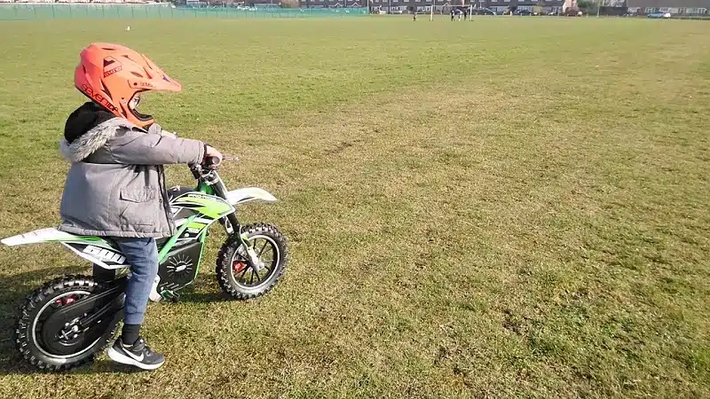 Comment choisir la bonne moto électrique pour votre enfant