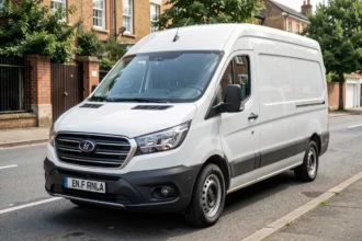 Fourgon utilitaire blanc garé dans une rue en plein jour